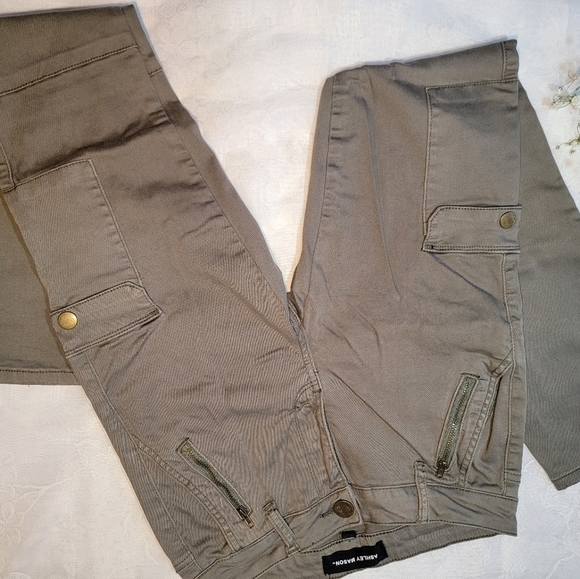Green cargo style Ashley Mason pants. Size 7. - Picture 5 of 11